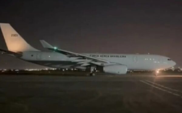 Primeiro avião da FAB decola para retirar brasileiros de Israel