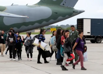 Avião pousa no Rio trazendo 67 brasileiros de Israel