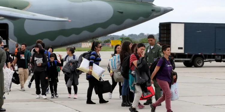 Avião pousa no Rio trazendo 67 brasileiros de Israel