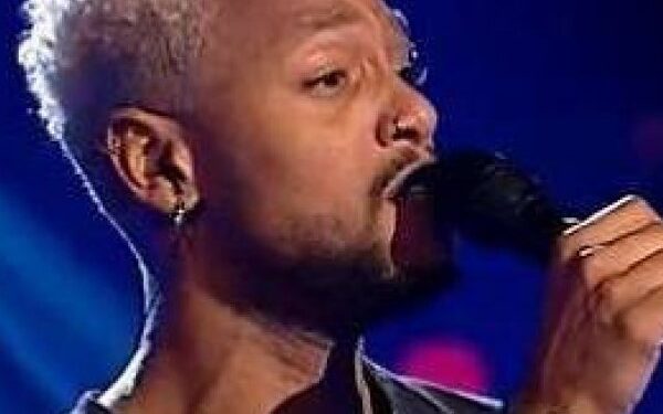 Cantor baiano de Camaçari vira todas as cadeiras no The Voice da Romê