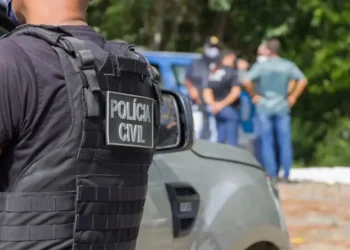 Criança de 4 anos morre após tiro acidental disparado por irmã de 7