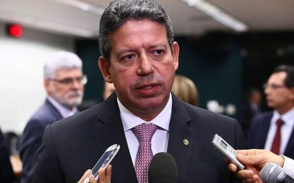 Lira adia reunião com líderes e deve emperrar votação de offshore, diz coluna