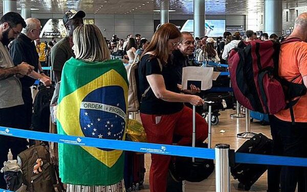 Chega a Brasília primeiro avião trazendo brasileiros de Israel