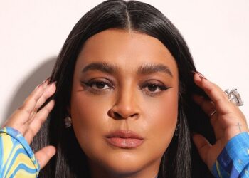 Preta Gil posa com bolsa de ileostomia e afirma: ‘não tenho vergonha’