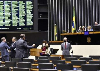 Câmara pauta taxação de offshores e fundos exclusivos nesta semana