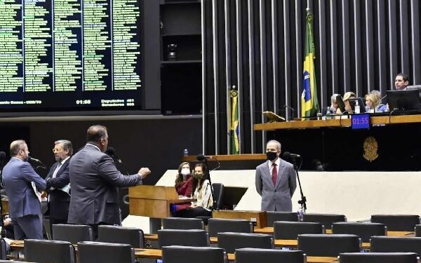 Câmara pauta taxação de offshores e fundos exclusivos nesta semana