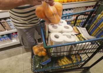 Vendas no comércio recuam 0,2% em agosto, diz IBGE