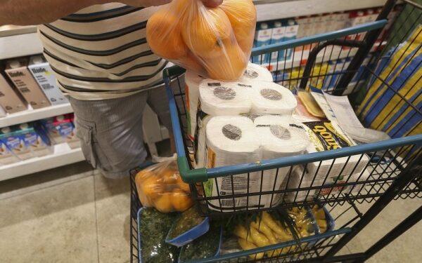 Vendas no comércio recuam 0,2% em agosto, diz IBGE