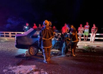 Mulher é resgatada de ferragens após carro bater em ponte na BR-135