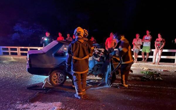 Mulher é resgatada de ferragens após carro bater em ponte na BR-135