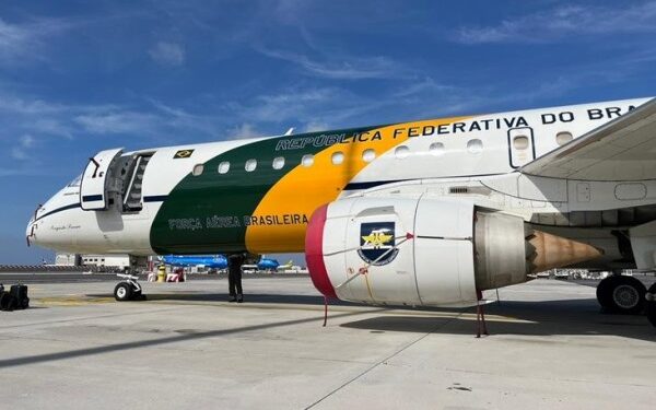 Avião que trará brasileiros de Gaza decola para o Egito