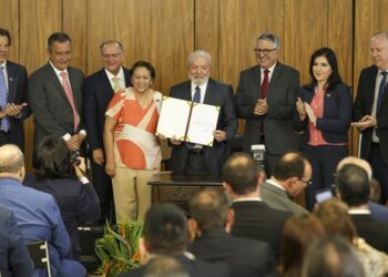 Fazer política é fazer concessões e conversar, diz Lula