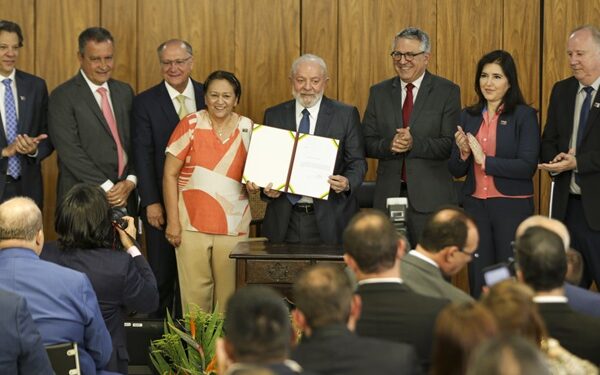 Fazer política é fazer concessões e conversar, diz Lula