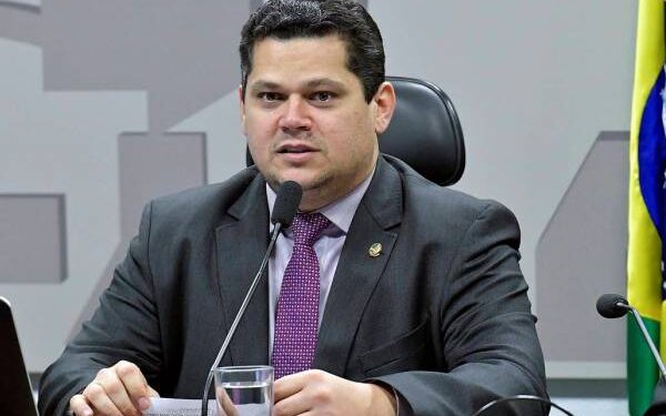 Alcolumbre recua e marca sabatinas de indicados ao STJ, afirma colunista