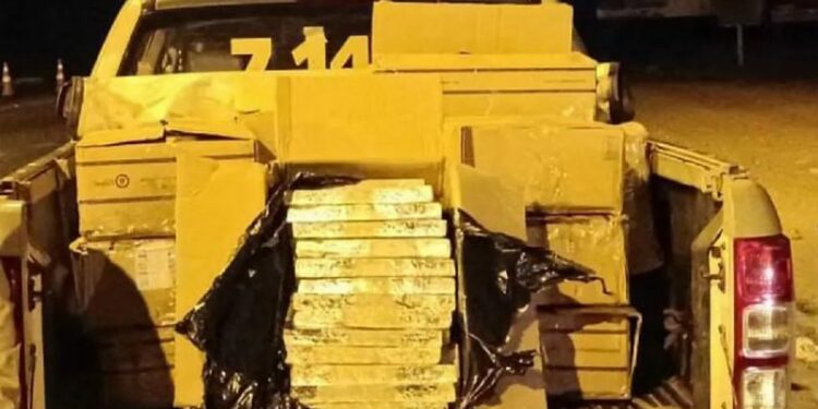 Carro é encontrado com R$ 500 mil em espécie e dois homens acabam presos