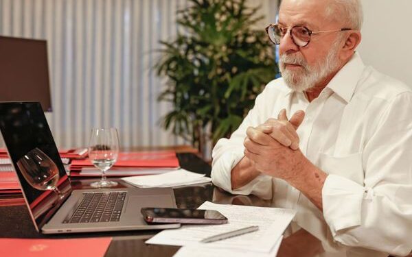 Ao contrário do esperado, presidente não volta ao trabalho presencial nesta segunda (16)