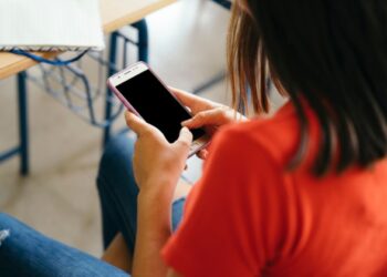 Vereador propõe projeto que proíbe uso de celulares nas salas de aula em Salvador