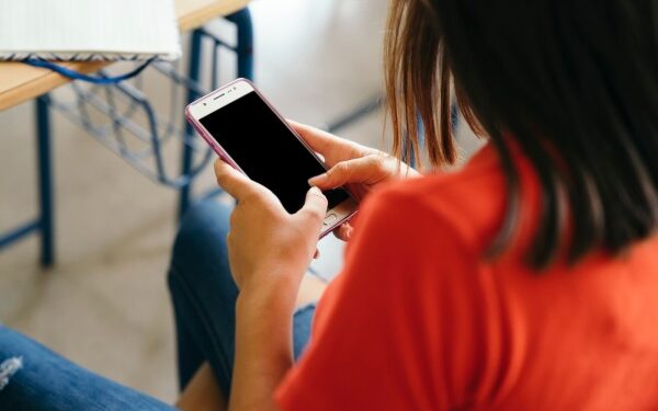 Vereador propõe projeto que proíbe uso de celulares nas salas de aula em Salvador