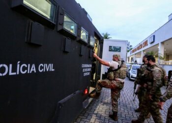 Ações em favelas do Rio de Janeiro buscam cumprir 100 mandados de prisão