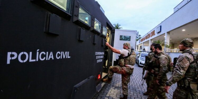 Ações em favelas do Rio de Janeiro buscam cumprir 100 mandados de prisão