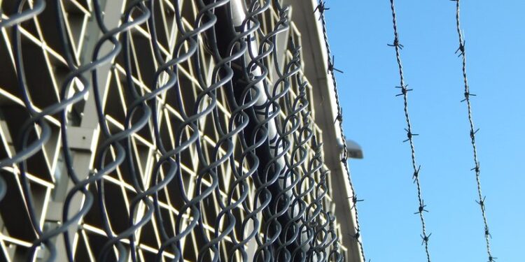 Homem é condenado a 47 anos de prisão por matar a sogra