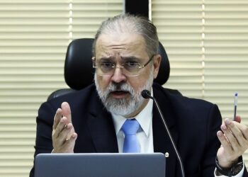 Aras deve se aposentar caso não seja indicado por Lula a PGR, diz colunista