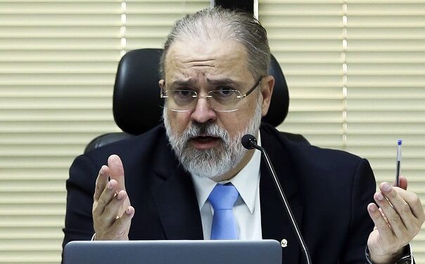 Aras deve se aposentar caso não seja indicado por Lula a PGR, diz colunista