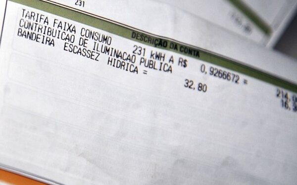 Deputado apresenta PL que proíbe cobrança de taxa mínima em conta de luz