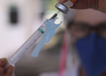 Estudo aponta necessidade de doses de reforço contra Covid-19