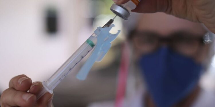 Estudo aponta necessidade de doses de reforço contra Covid-19