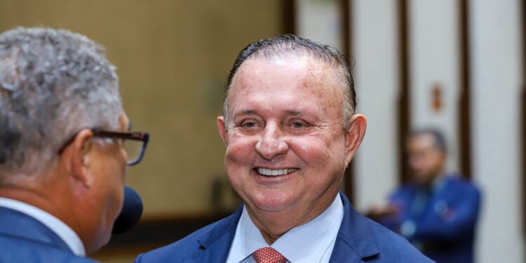 “Não vou me meter, mas acho difícil votar neste ano”, diz Adolfo Menezes sobre PEC da Reeleição