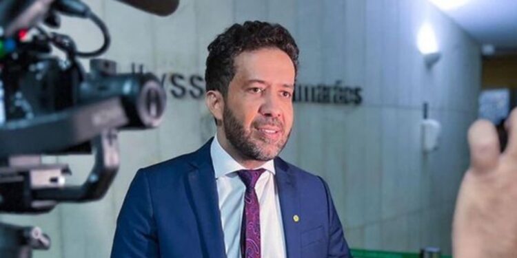 Janones afirma ter gastado R$ 675 mil na campanha de 2016, mas o valor difere do declarado ao TRE