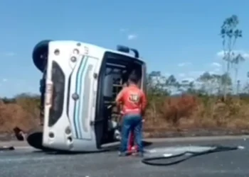 Mulher morre e 12 pessoas ficam feridas após ônibus tombar na BR-110, em Alagoinhas