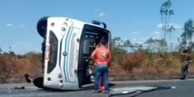 Mulher morre e 12 pessoas ficam feridas após ônibus tombar na BR-110, em Alagoinhas