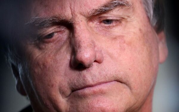 STF mantém multa de R$ 20 mil a Bolsonaro por reunião com embaixadores antes de eleição