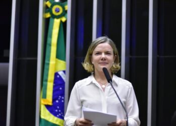 Presidente do PT sai em defesa de Janones após áudio sobre suposta rachadinha do deputado