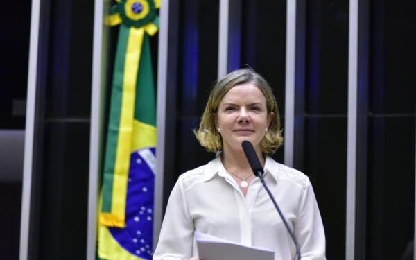 Presidente do PT sai em defesa de Janones após áudio sobre suposta rachadinha do deputado