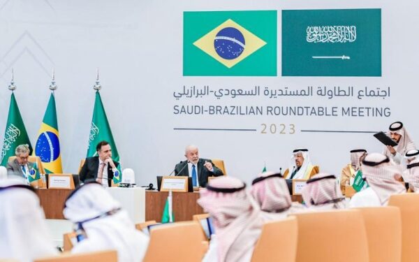 Embraer firma acordos de cooperação e investimentos na Arábia Saudita