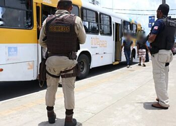 Quatro homens assaltam coletivo e duas passageiras desmaiam em Salvador