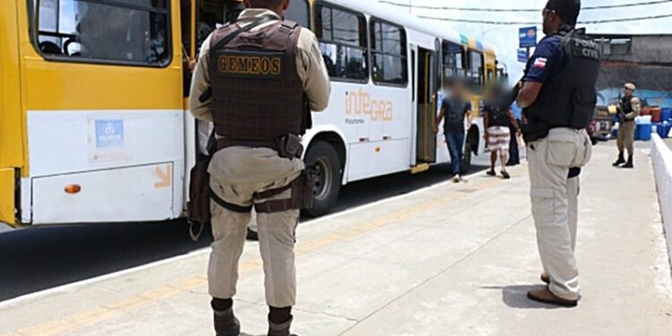 Quatro homens assaltam coletivo e duas passageiras desmaiam em Salvador