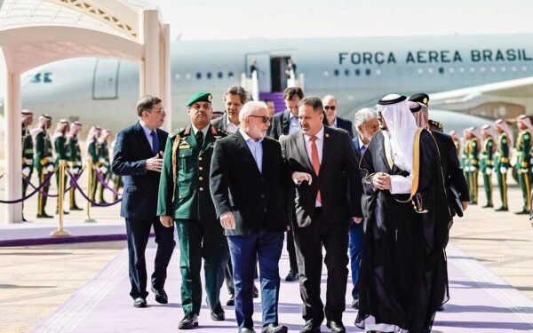 Lula desembarca na Arábia Saudita para angariar investimentos e ampliar parceria comercial