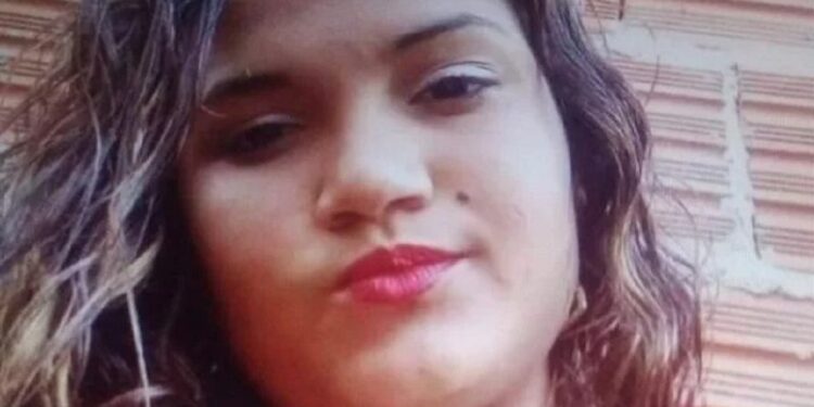 Jovem de 17 anos é morta a facadas após discussão com namorado