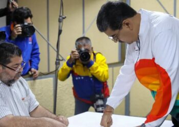 Venezuelanos aprovam anexação de território de Essequibo