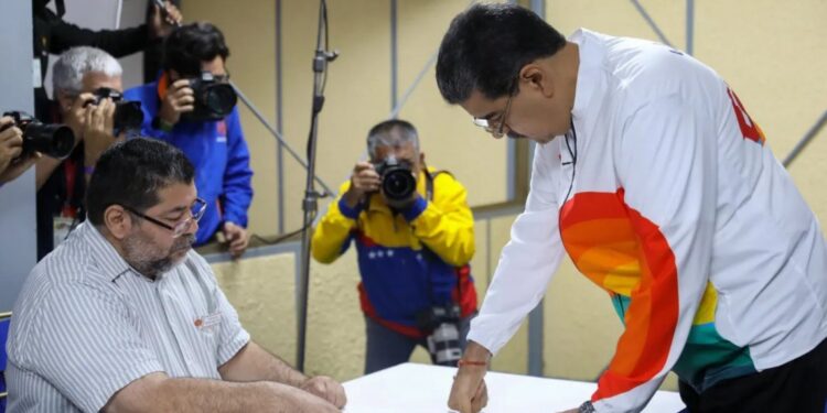 Venezuelanos aprovam anexação de território de Essequibo