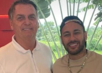 Bolsonaro entrega medalha a Neymar de ‘imbrochável, imorrível e incomível’