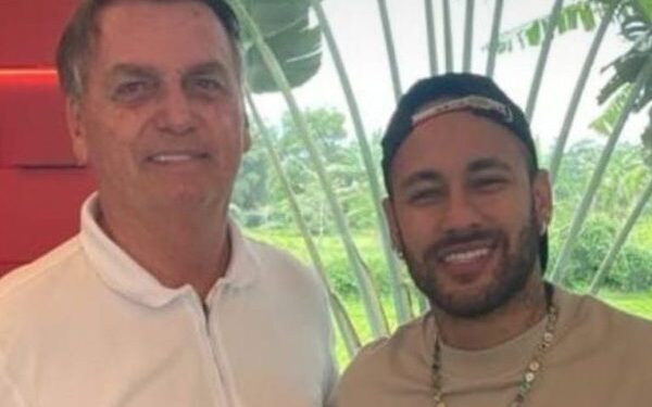 Bolsonaro entrega medalha a Neymar de ‘imbrochável, imorrível e incomível’