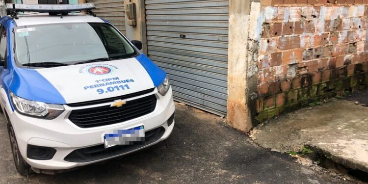 Duas mulheres são feitas reféns por criminoso armado e ferido em Salvador