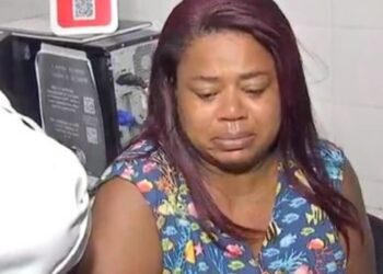Mãe de vítima da dengue é a primeira pessoa vacinada contra a doença no Brasil