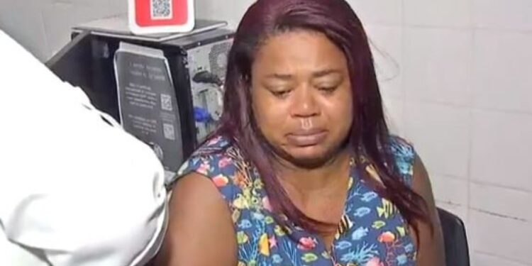 Mãe de vítima da dengue é a primeira pessoa vacinada contra a doença no Brasil