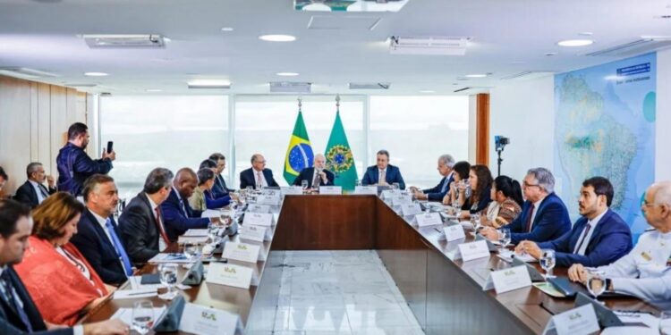 Em reunião, Lula pede “esforço maior” para conter “novo massacre” de yanomamis um ano após decretar emergência